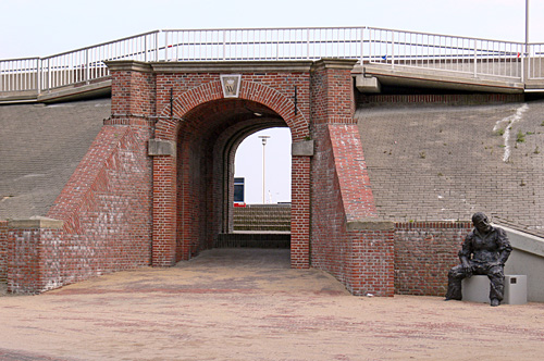 De Waterpoort in Delfzijl in de huidige toestand. Bron/licentie: Wikimedia Commons.